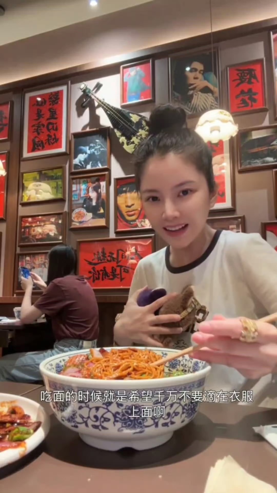 王灿吃面用Labubu挡汤汁用Labubu挡汤汁 我终于知道她为什么路人缘这么差