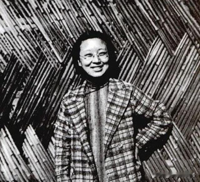 1937年，七七事变后，上海两个文艺女青年商议结伴前往延安，共赴救国、革命的大业