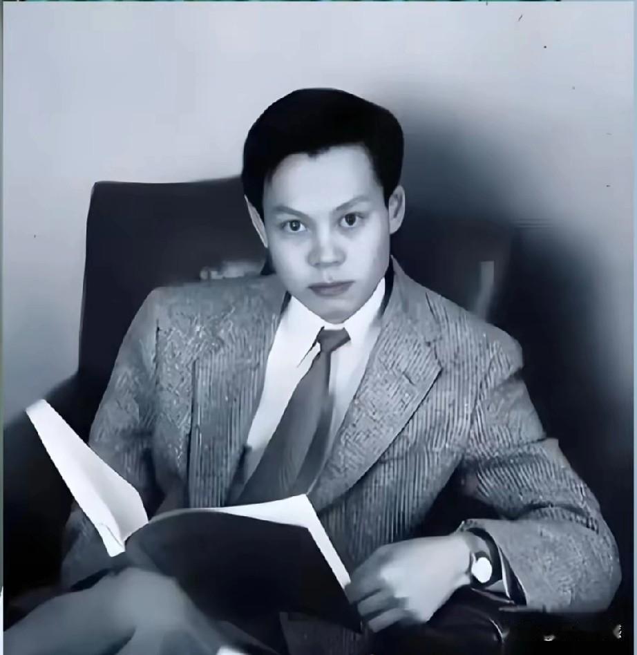 杨振宁先生这张照片，还是第一次看到，照片中的杨振宁先生，仪表堂堂，风度翩翩，穿着