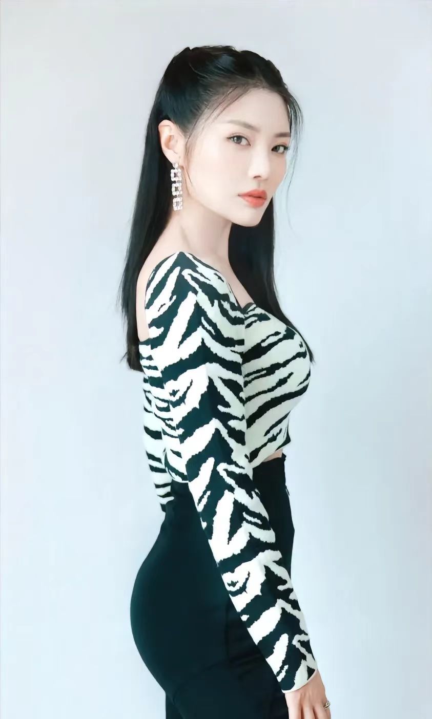 徐冬冬 怀孕了一定大大方方告诉大家银幕上的性感女神徐冬冬，谈及怀孕话题尽显率真。