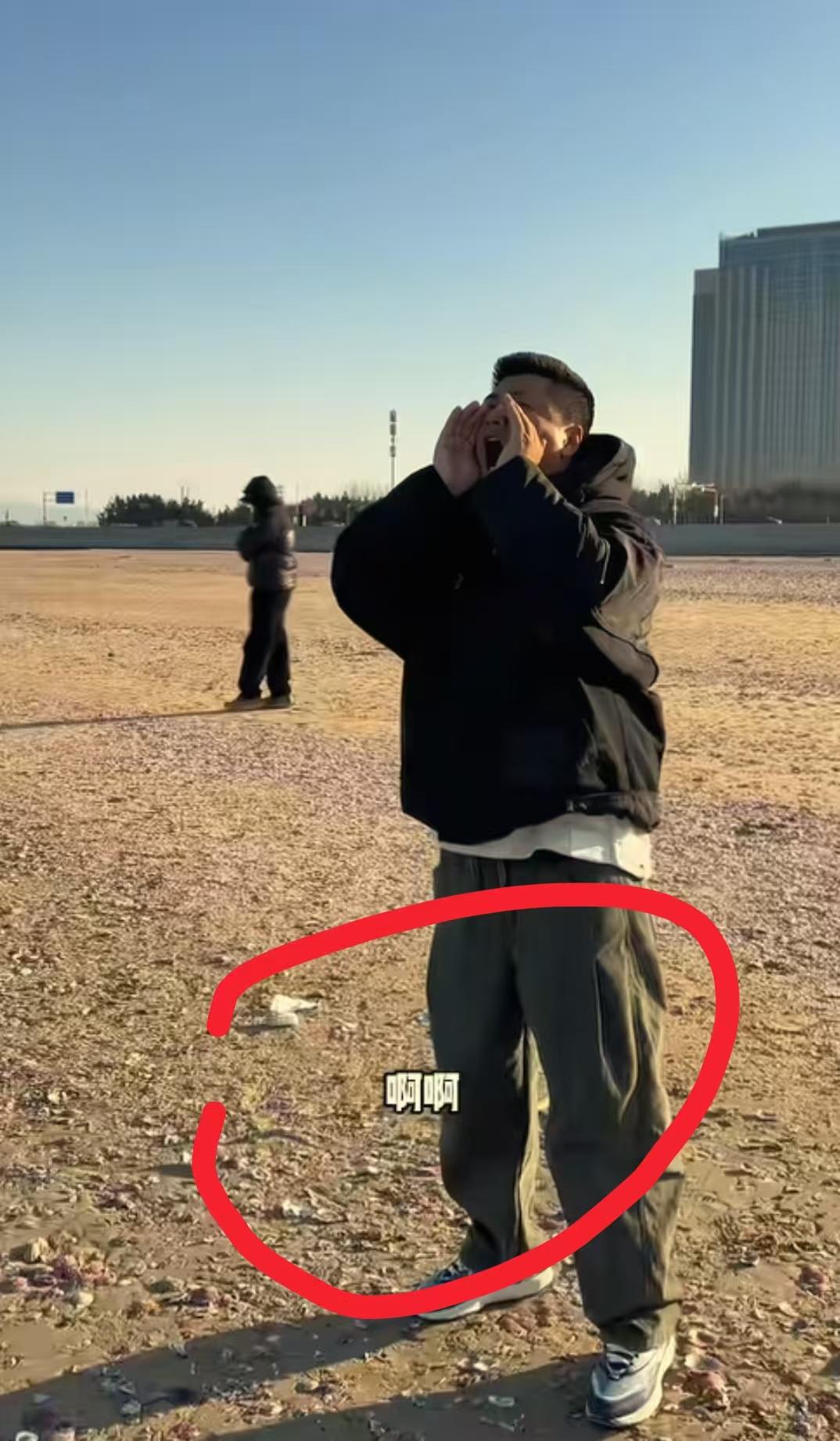 现在全网最糟心的男人就是南京双胞胎朱进了吧！
不是因为相认了亲弟弟也不是因为开直