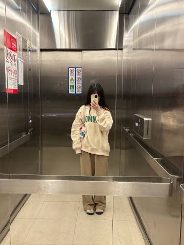 高低肩有点严重了小姐姐