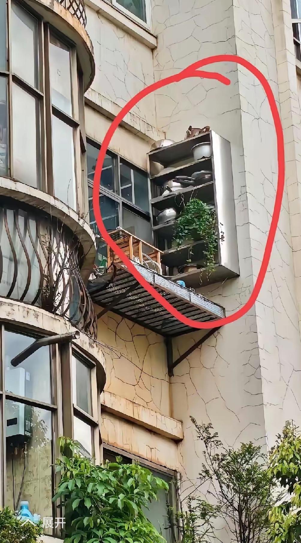 友友们，看到这张图片，我实在有点想不通。家里就差这点放厨具的地方吗？
 
这户在