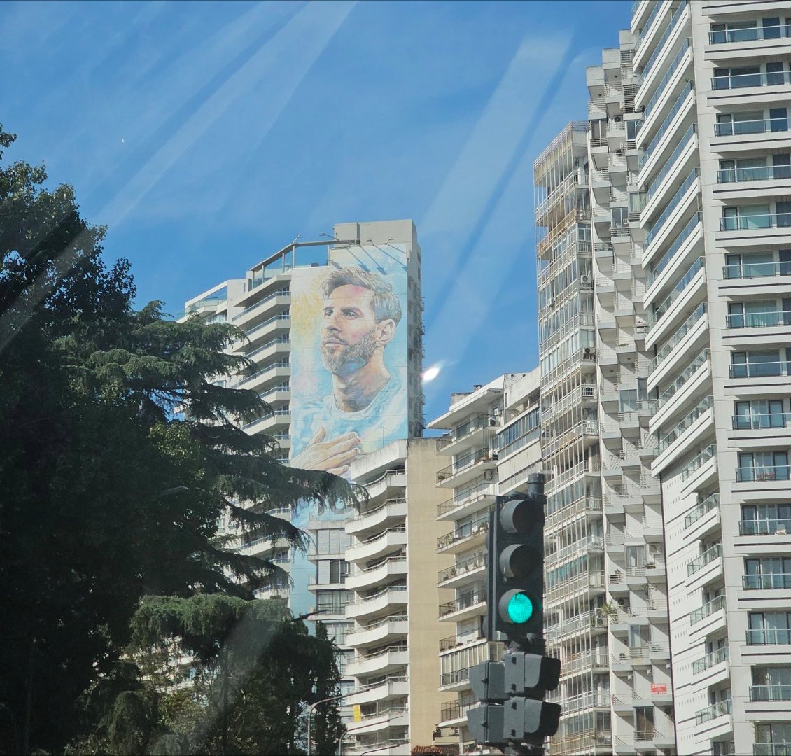 🇦🇷里奥在罗萨里奥的新壁画🐐👑#梅西##人人都爱里奥梅西##梅团[超话]