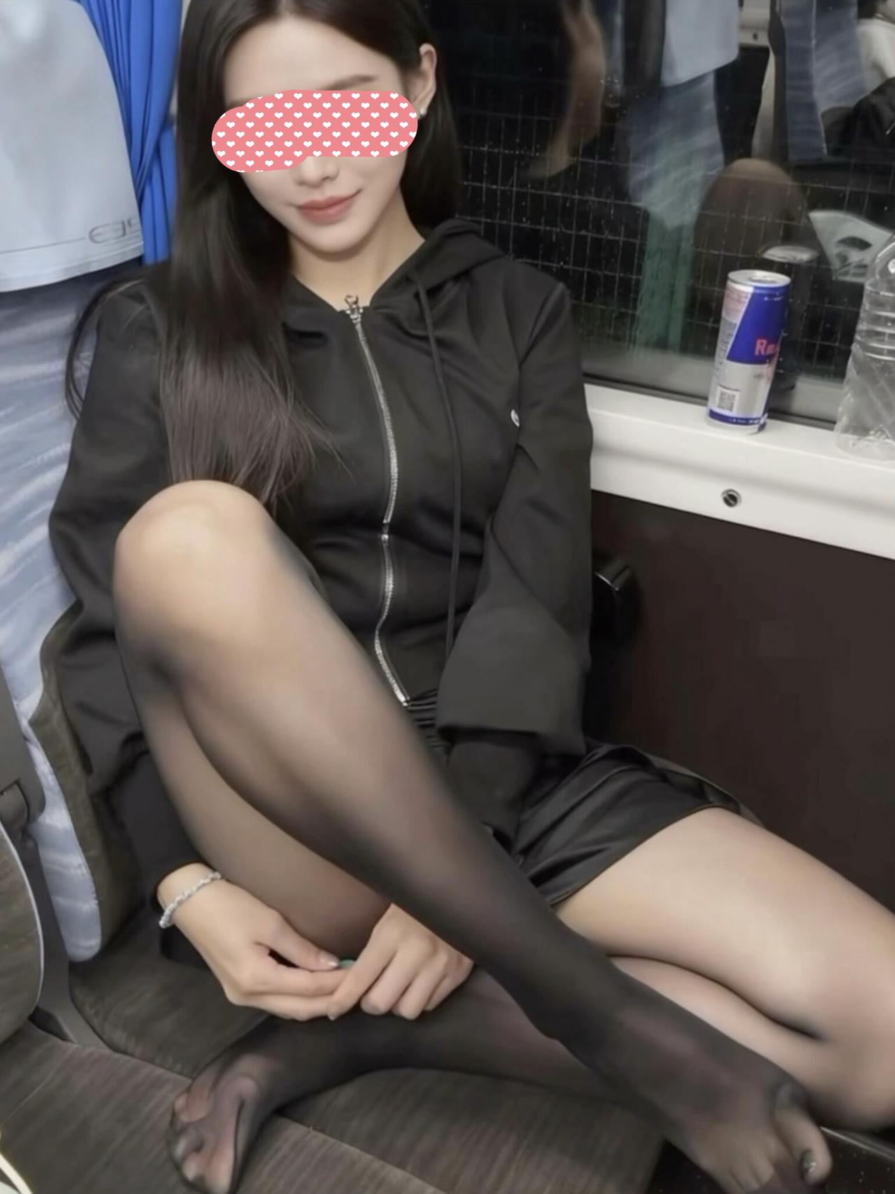 再也不信什么“精致出行了”！大半夜坐火车穿成这样简直是受罪😫

裙子容易走光，