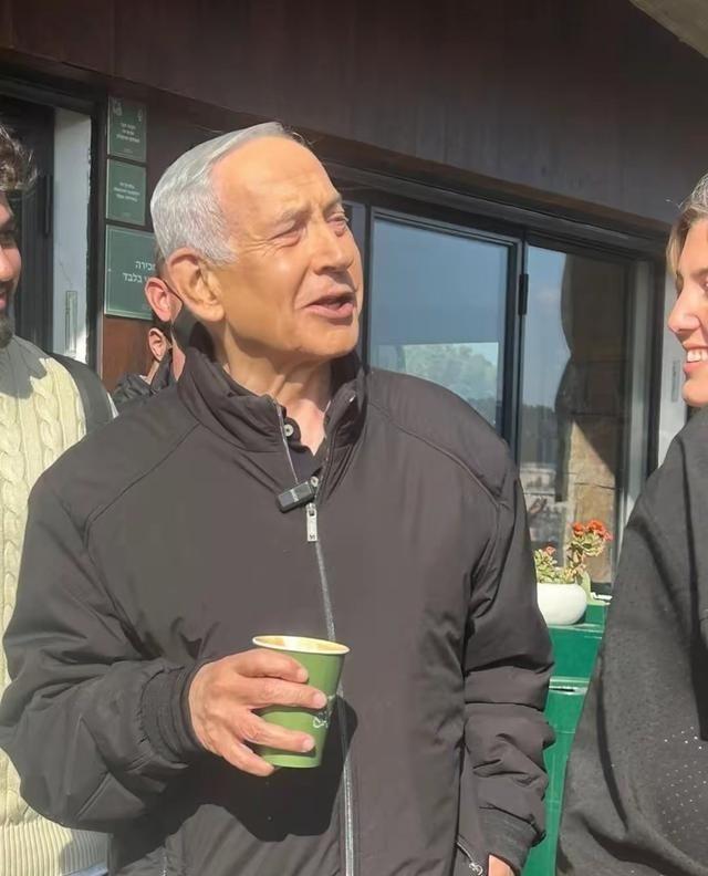 内塔尼亚胡为了证明自己还活着，也算拼了命了 他故意拿了一杯咖啡，把手指头分的特别