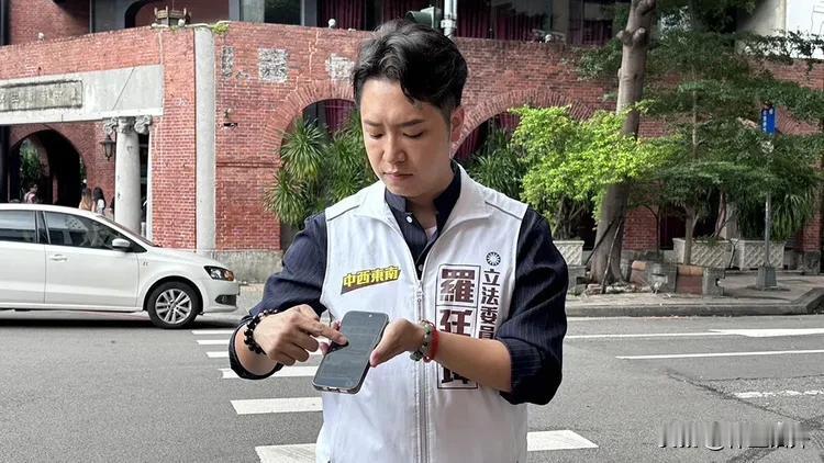 第一个背叛国民党的，后悔了！
罗廷玮，台中市的国民党民代，在审议赖清德当局的总预