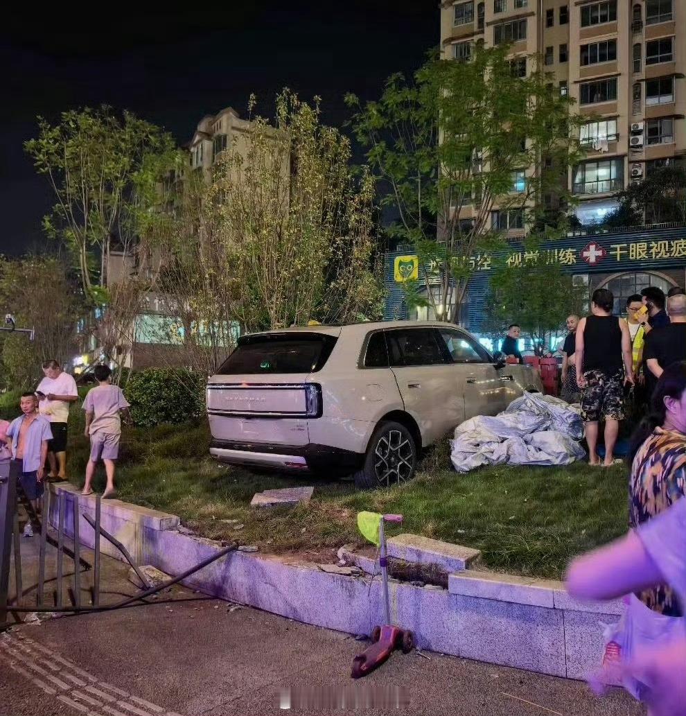 小米回应澎程试驾事故[流汗][流汗][流汗]这么多人试驾吗？上来就干绿化带 。驾