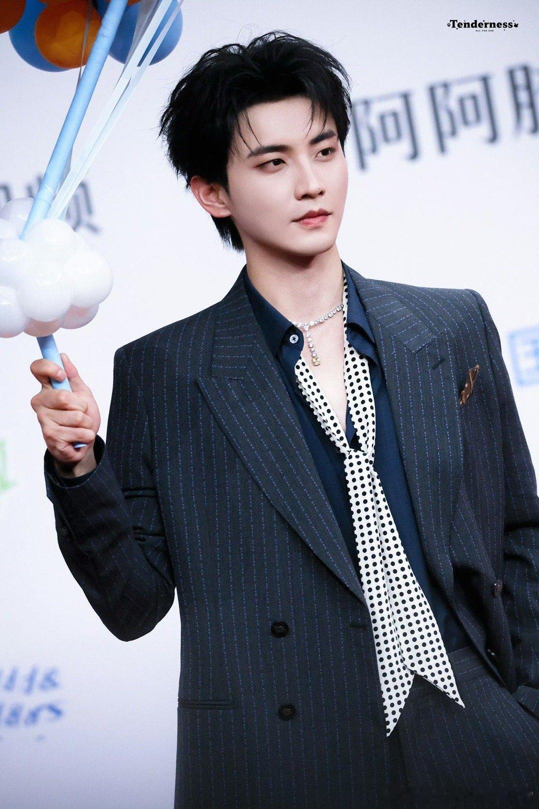 陈鑫海满头大汗看给陈鑫海都热成啥了，满头大汗，但即便如此他依然从容安利三部作品，