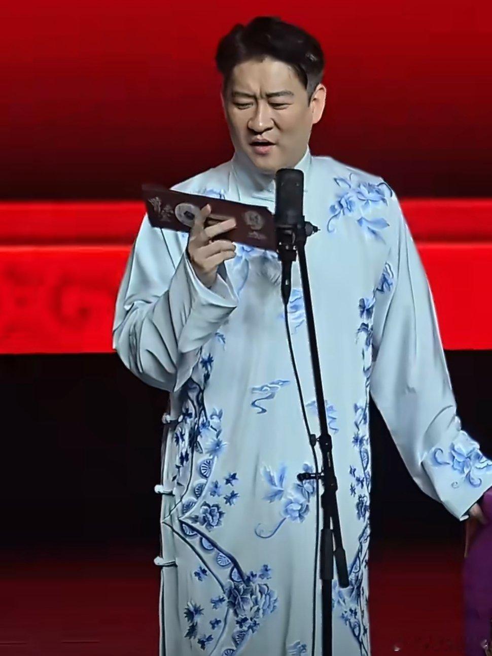 曹云金拿郭德纲砸现挂不管是曹云金的砸挂，还是杨议的怒骂，最主要的一点就是流量！骂