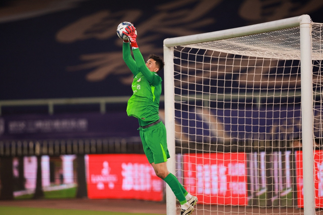 发挥神勇！泰山22岁门将于金永常规时间扑点+点球大战两扑点