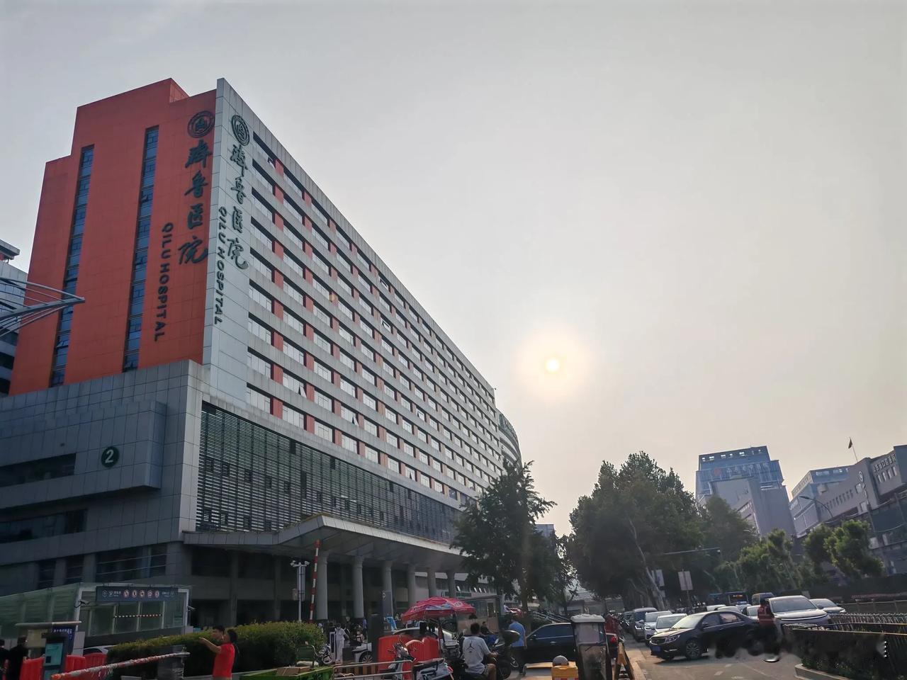 分享城市新鲜事早上不到7点，骑着电动车，围着济南市里走了一小圈，路上没啥人。路过