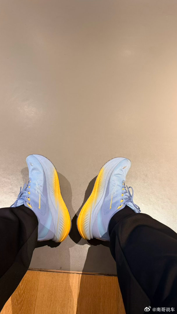 最近穿的最多的鞋竟然是鸿星尔克跑了快 100 公里了我曾经可是一直非耐克  亚瑟