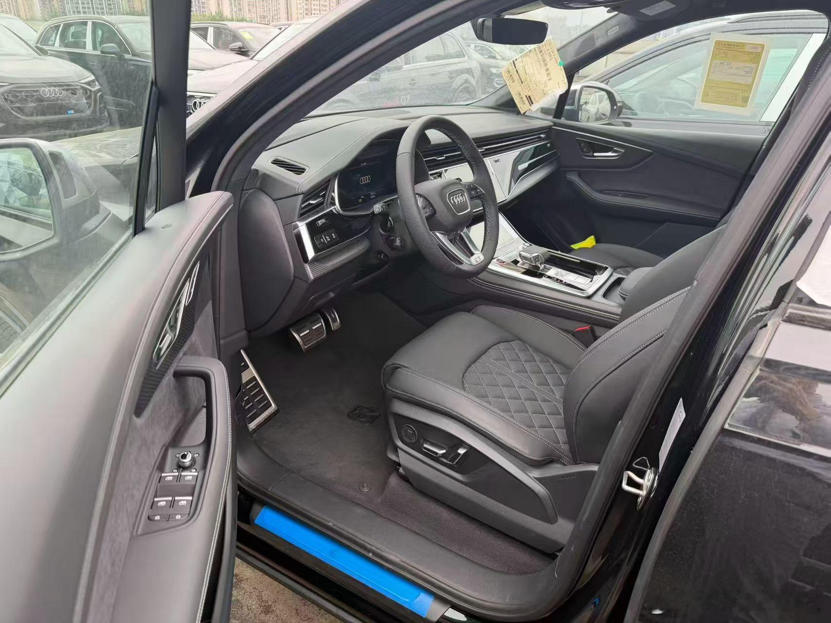 奥迪SQ7 黑车 黑内 指导价1098800元全款裸车818112元 店内保险 