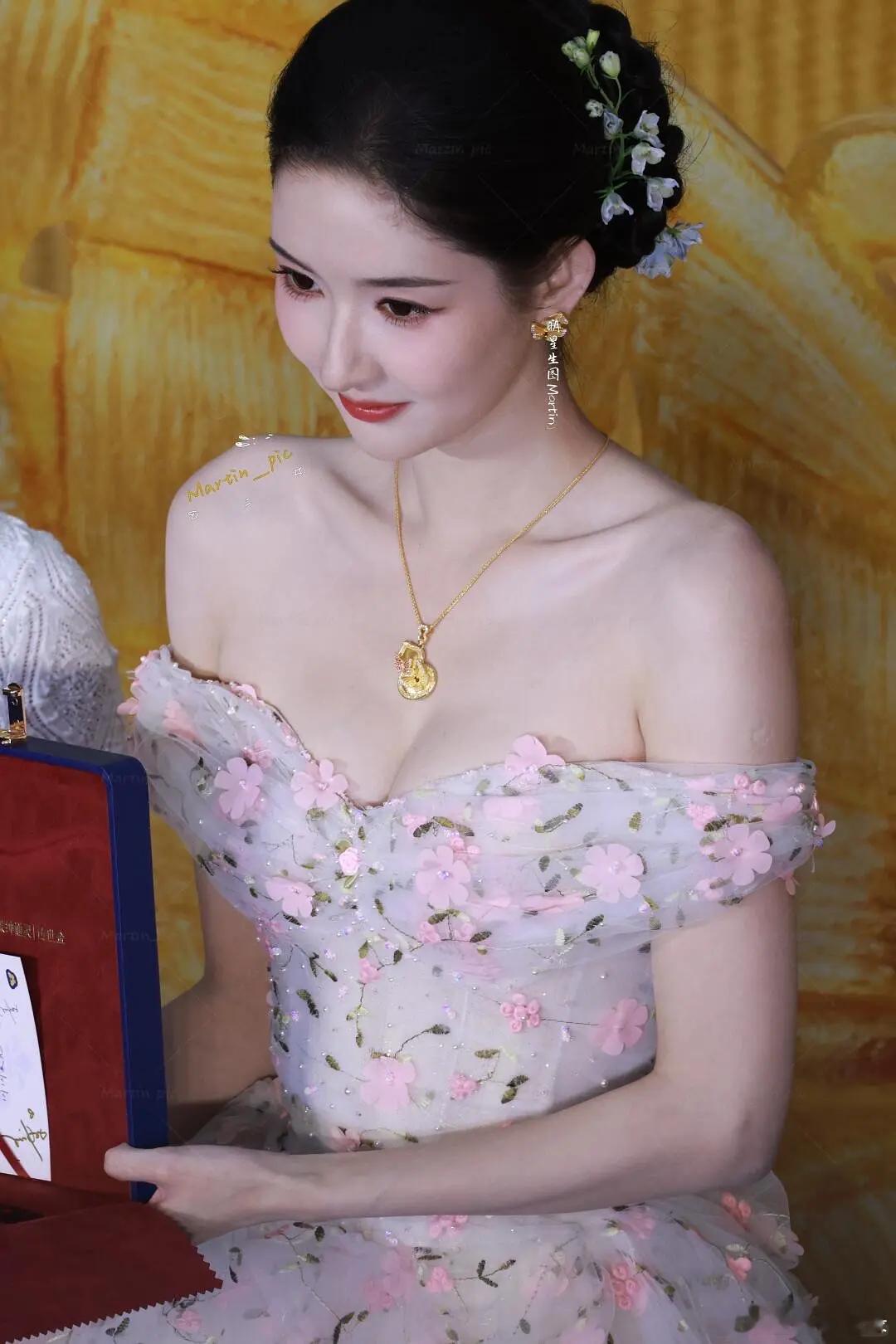 王玉雯美的像画里的人 