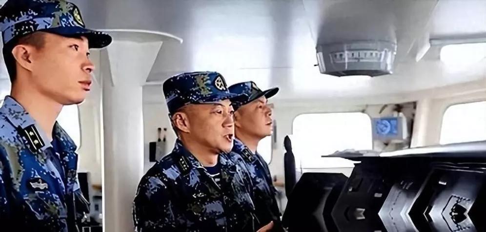 很多人觉得航母舰长是航母上的最高指挥官，其实还真不是。航母舰长虽是正师级大校，和