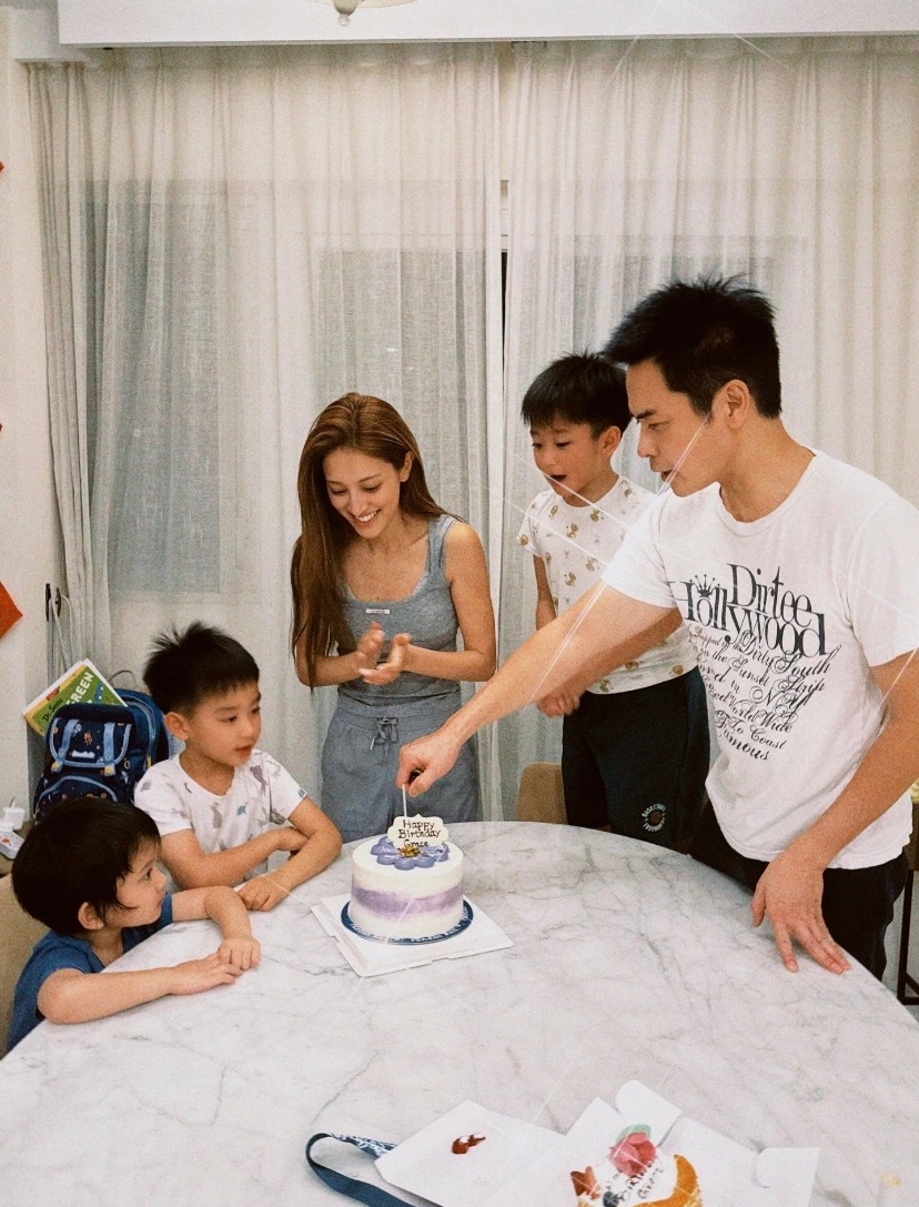陈凯琳郑嘉颖一家五口庆生 全家人为陈凯琳庆生，她们一家子真的都好好看！！ 基因太