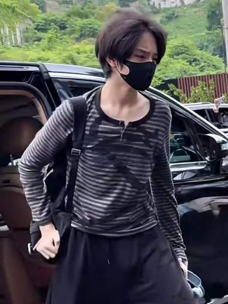 王橹杰张函瑞同款上班王橹杰张函瑞上班同款 依旧橹橹瑞瑞 