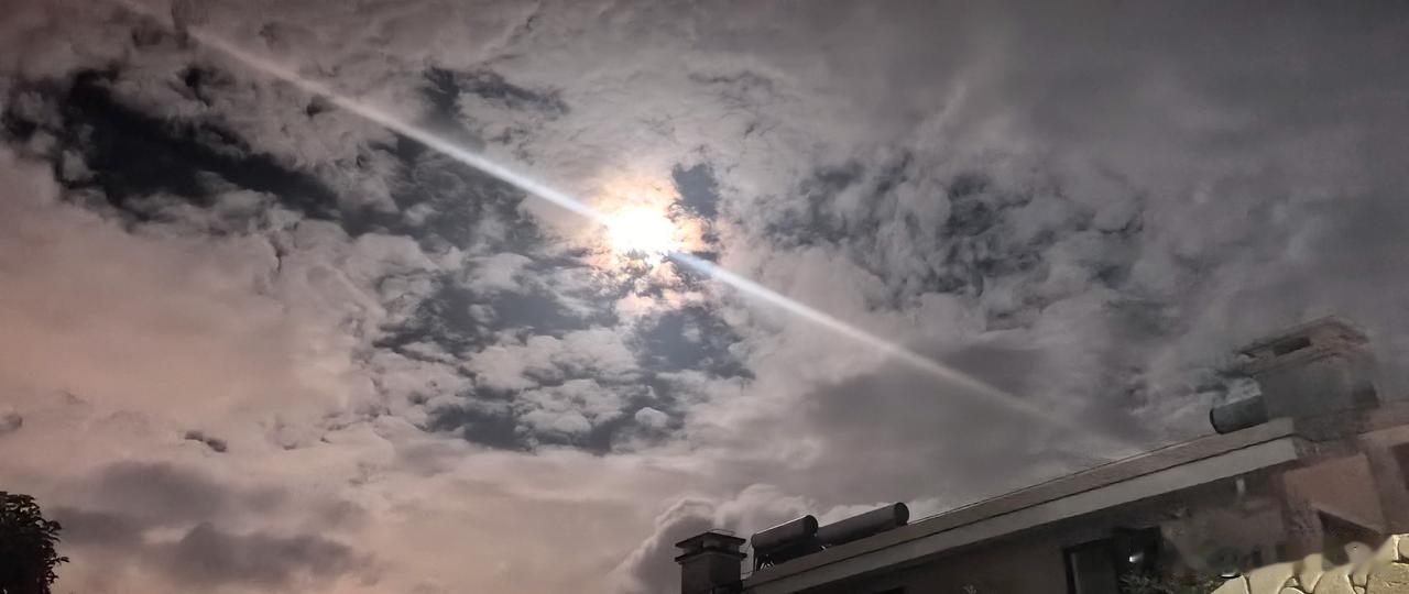 雨歇归程，陌影牵思
 
       昆明的雨缠缠绵绵下了许久，把人困在室内，连