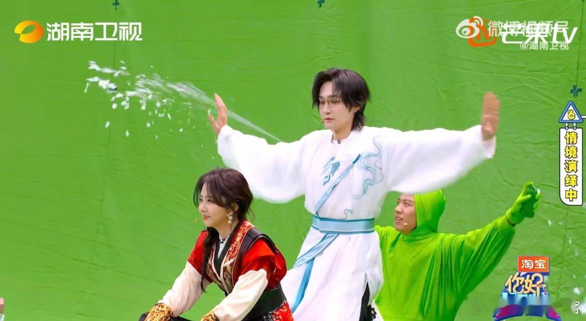 付航干的全是体力活 绿幕不 NG 环节付航化身 “工具人小绿”，又是喷雪配合汪铎