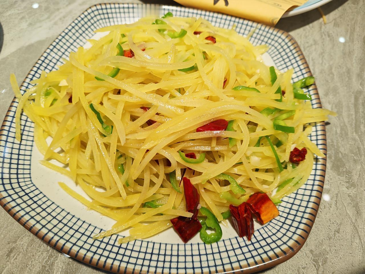 今日份午餐，酸辣土豆丝和炸带鱼，不错。