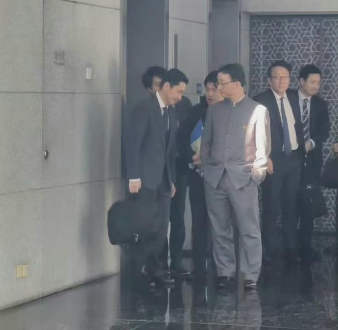 有人说，他双手插兜的姿势好像哪吒啊。高市早苗当选对中日关系有何影响
唉，其实，这