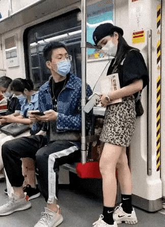 男：天赐良机，赶紧偷偷加个联系方式。
女：要不是真的找不到男朋友，也不会出此下策