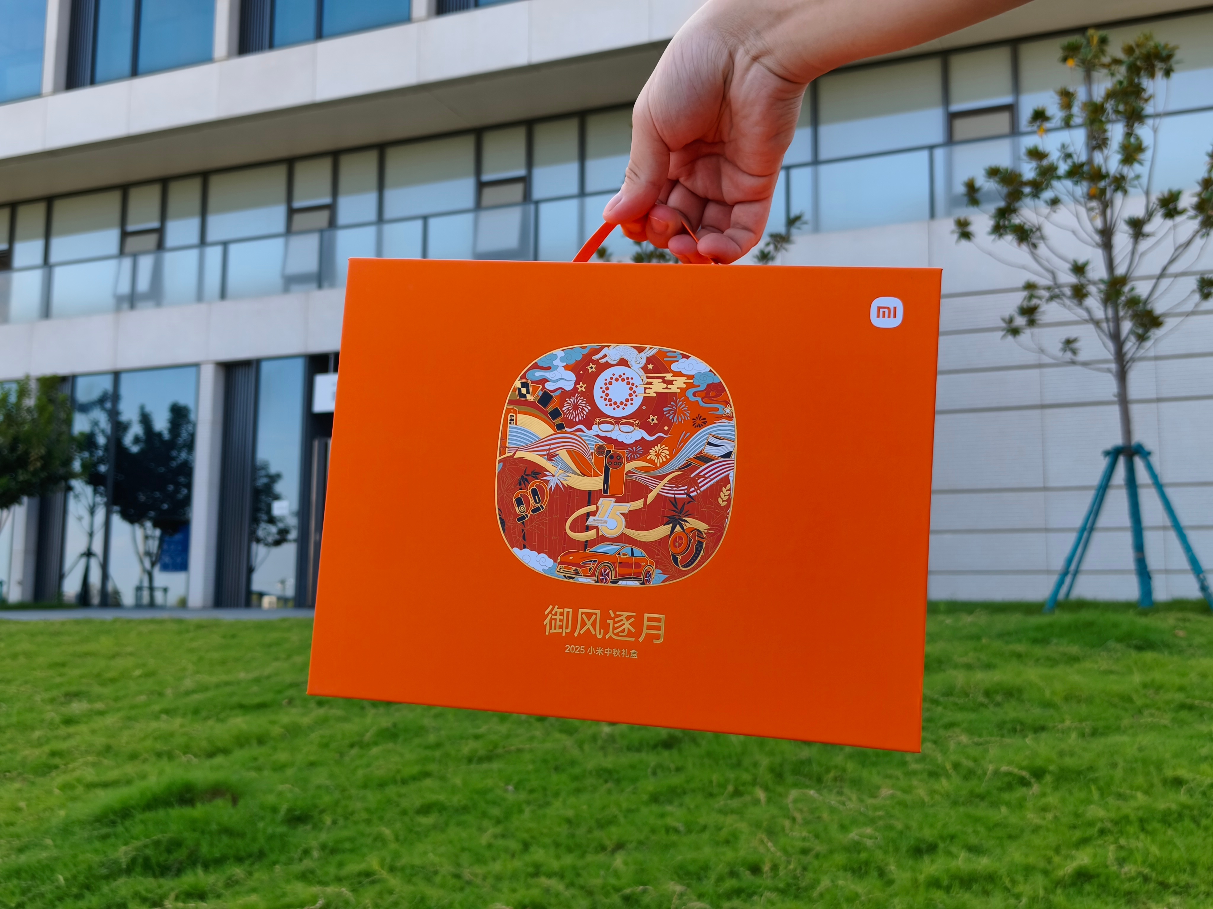 来武汉小米科技园打劫了一套今年的中秋节月饼，转发点赞抽送给大家~  ​​​