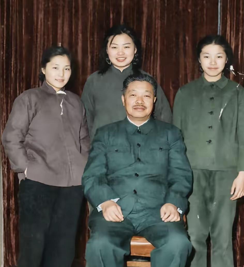 这张珍贵的老照片，拍摄于上世纪50年代。画面里，是开国元帅贺龙和他的三个女儿。
