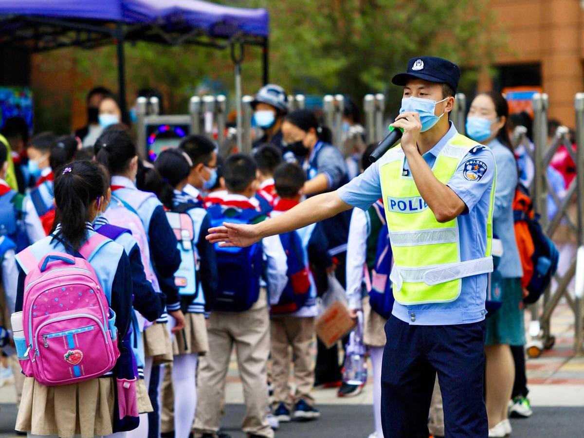 为何多数护学岗由辅警承担？

护学岗主要任务是“守护”与“疏导”，在固定时间和地
