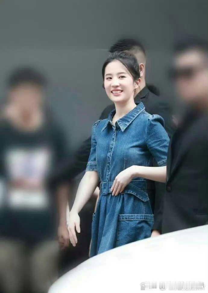 刘亦菲穿牛仔裙，扎丸子头，不仅脸庞迷人，整个人都光彩夺目 