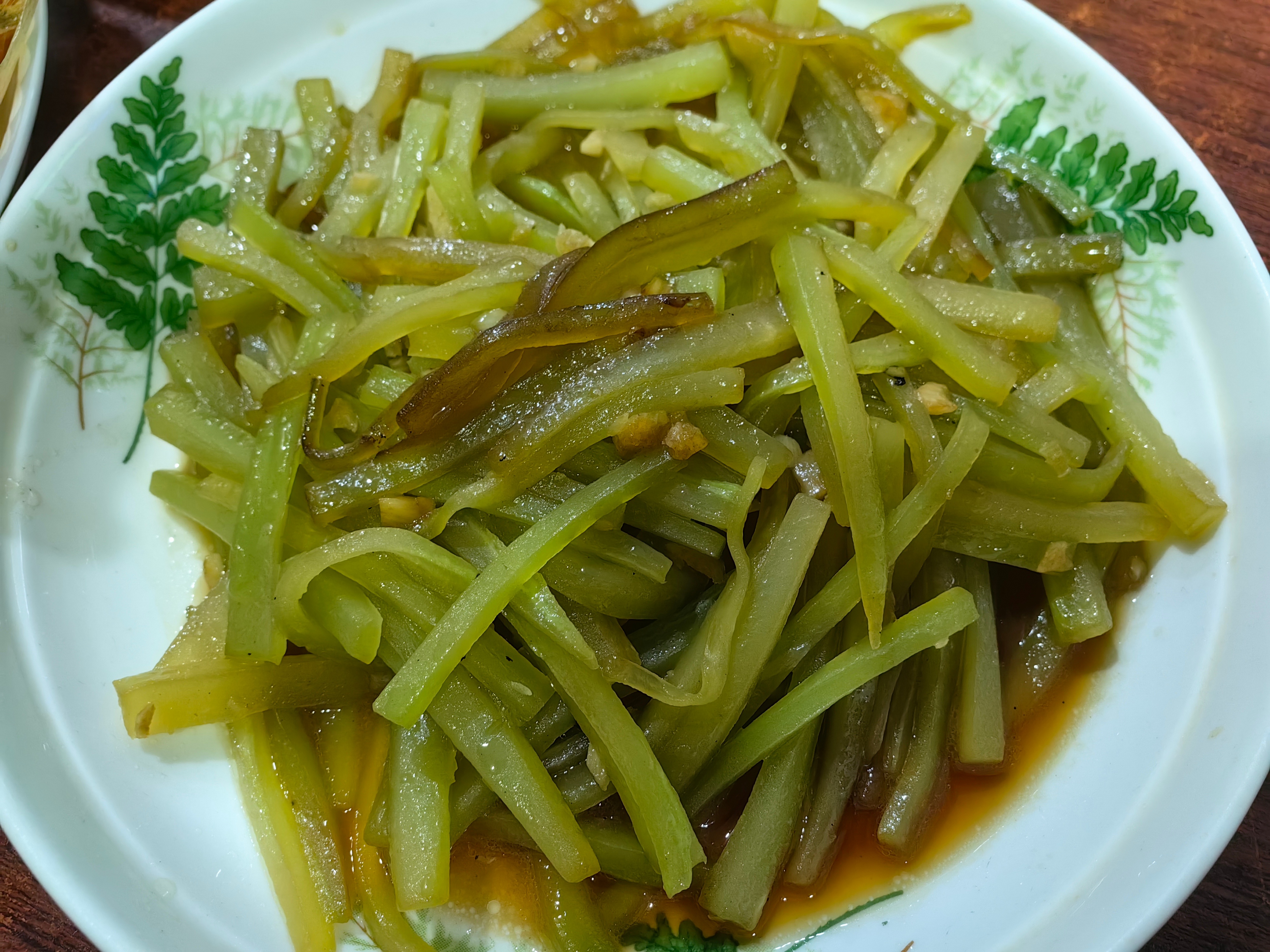 家常菜 红薯粥，炒莴笋，炸鱼仔，豆干。 