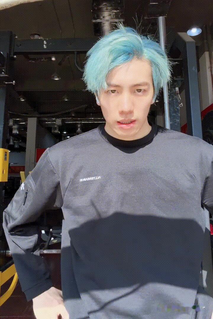 孙佳俊海洋色头发白皮肤染蓝色真好看啊 