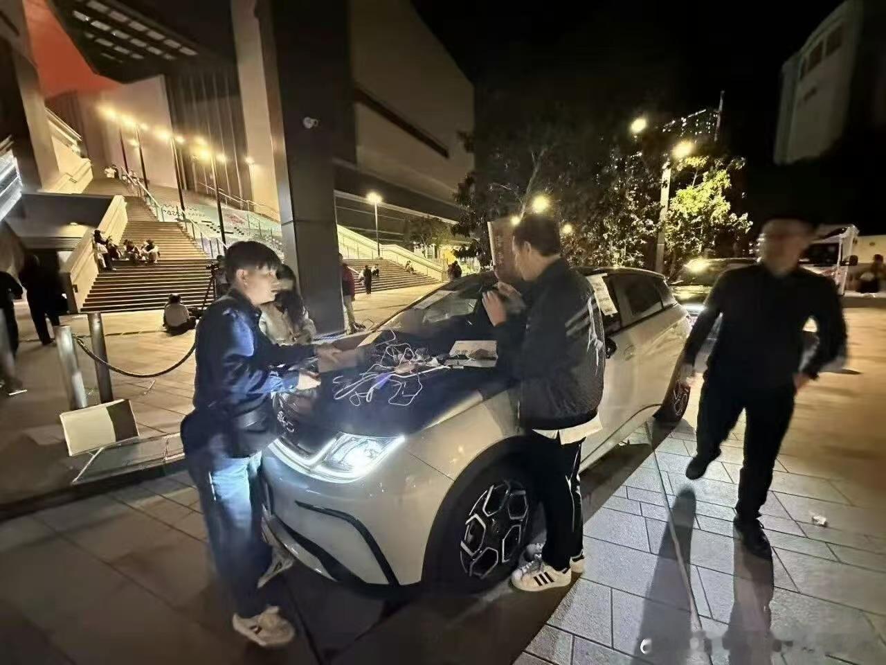 每次需要应急电力的时候，你都能看到迪子的车。纯电是移动大电池、插混是汽油发电机，