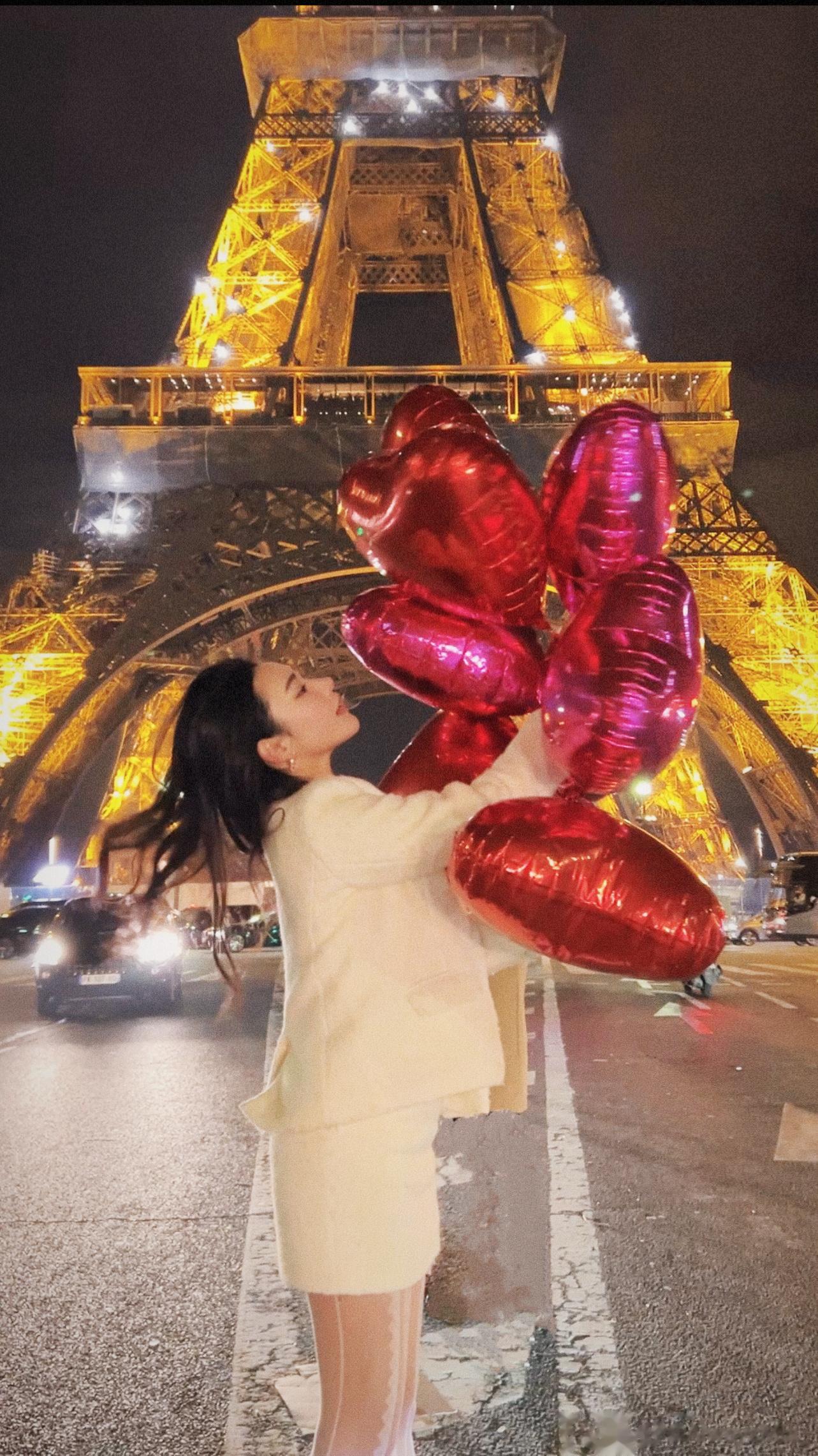 Paris Saint-Valentin在闪光的铁塔下见证相爱的人  ​​​