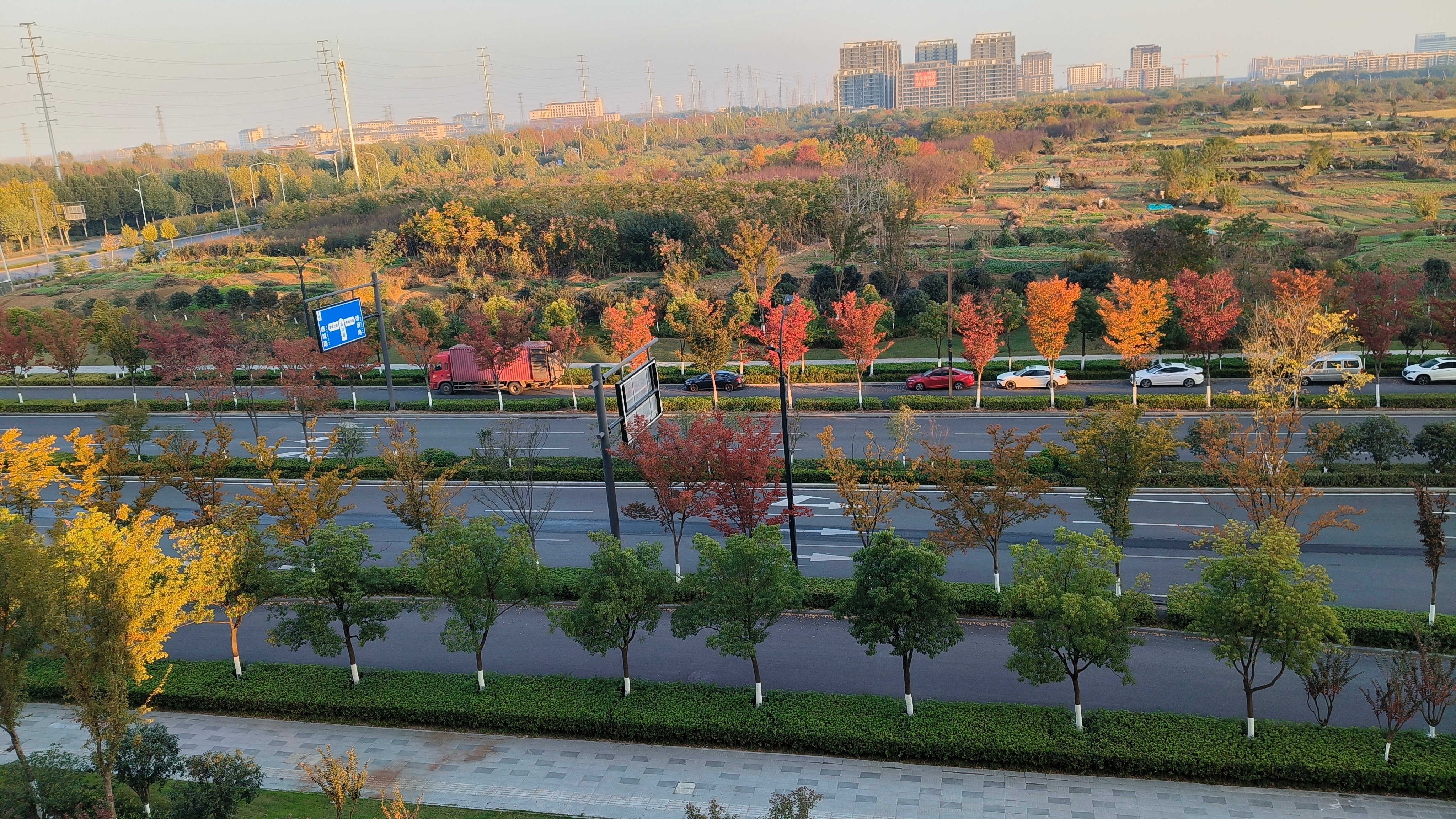 住在城市边缘的好处就是，随时能够感受到季节的变化。 ​​​