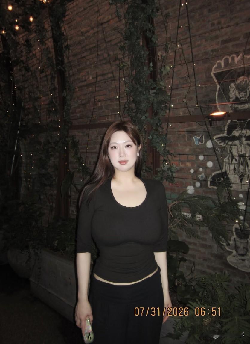 晒图笔记大赛夜晚氛围感满满的网红小巷，复古红砖墙爬满翠绿藤蔓，暖黄串灯星星点点，