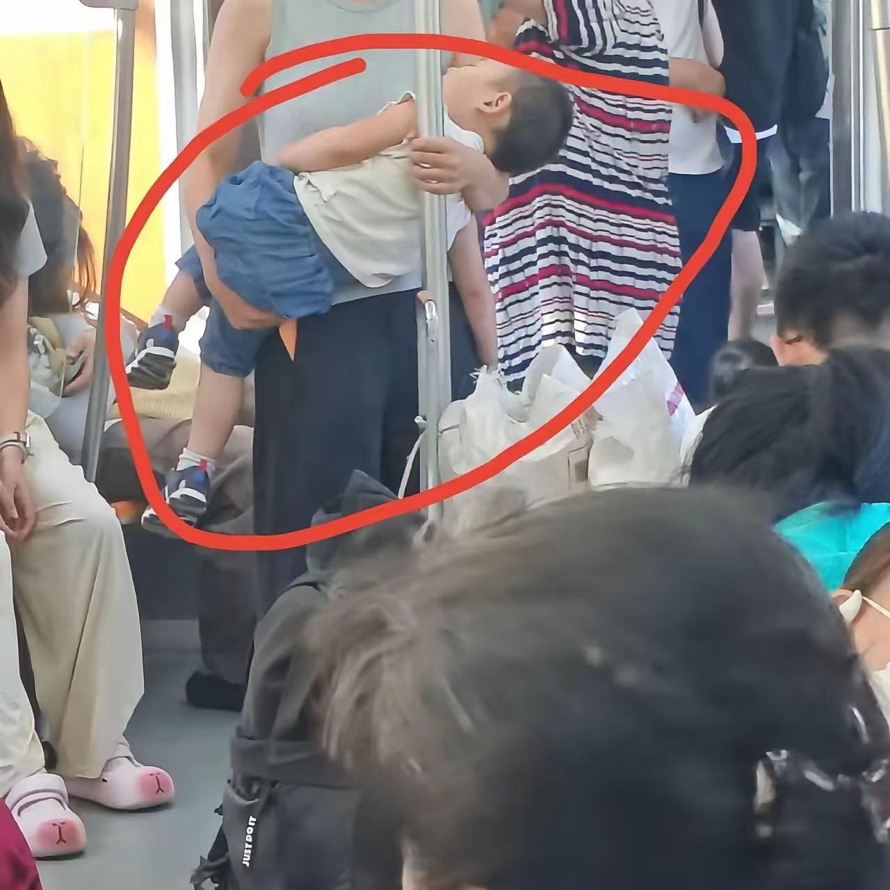 地铁抱娃全程无人让座，只剩年长阿姨出手，看着心寒
 
地铁里宝妈抱着熟睡孩子站一