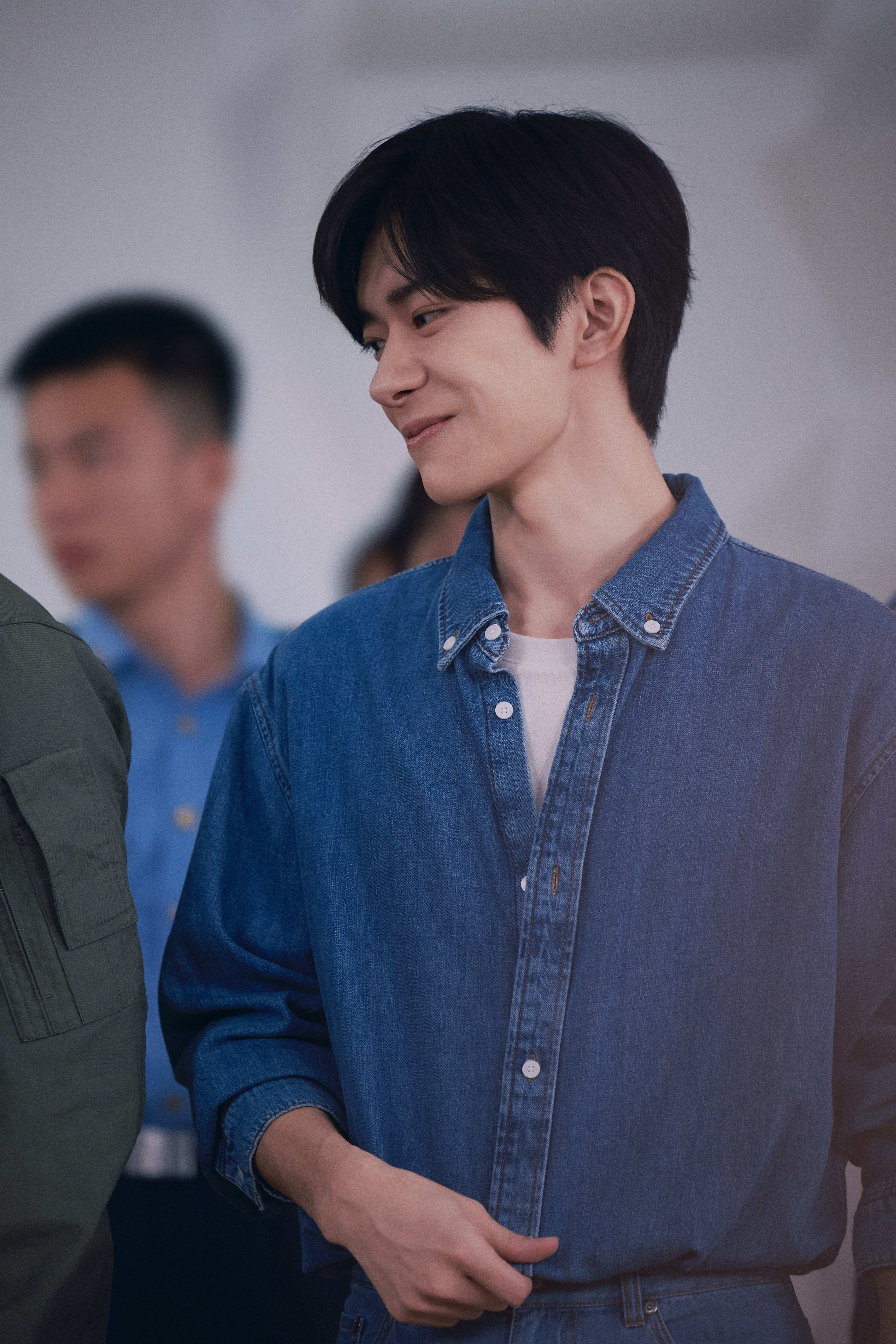 易烊千玺飞行少年团花絮 易烊千玺献唱招飞主题曲《飞行少年团》花絮一身蓝色套装青春