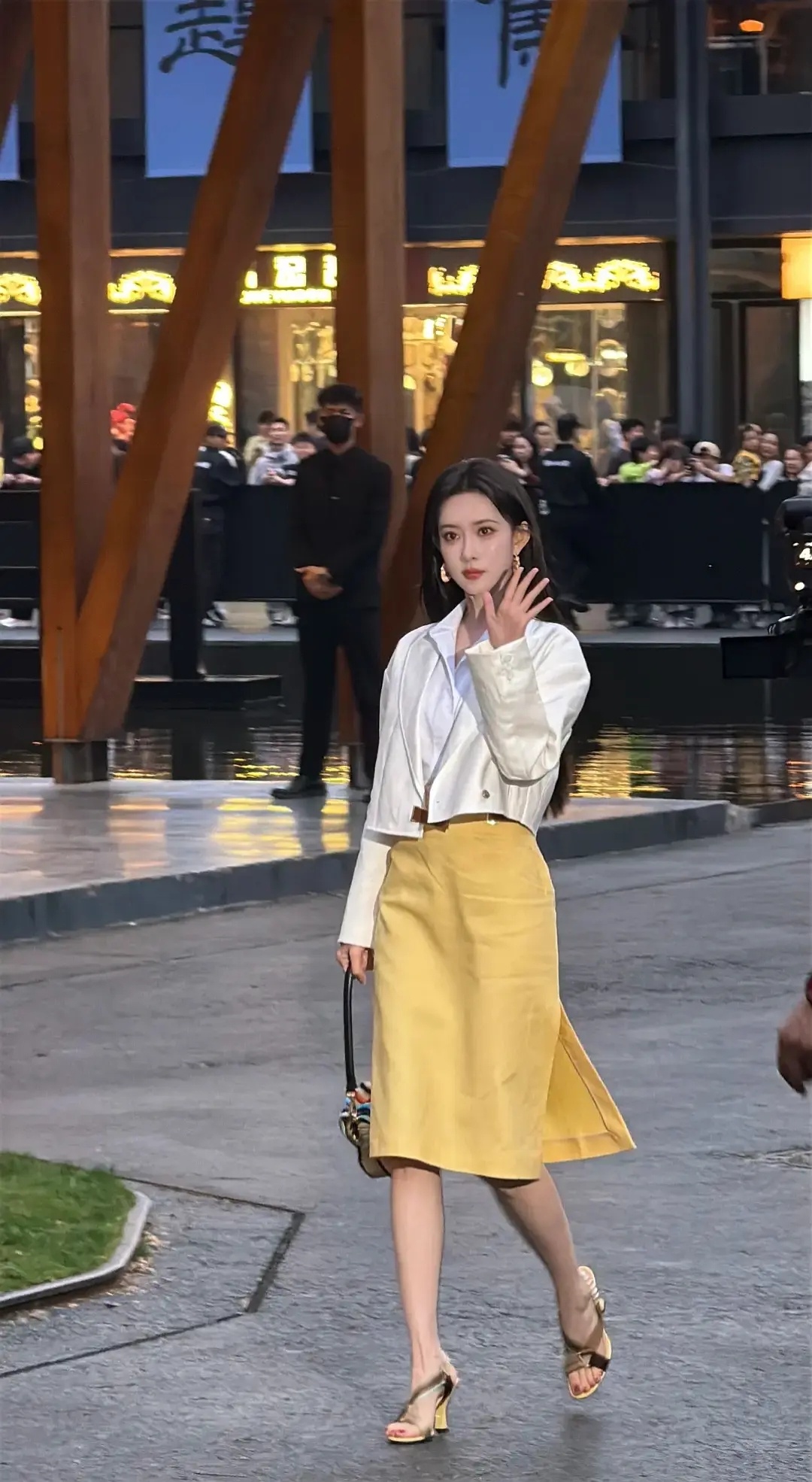 孟子义的脸让衣服都显贵不少 