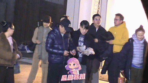 李亚鹏债务还清后和朋友聚餐 李亚鹏是不是累瘦了呀？和朋友一起在饭店里吃饭，饭桌上