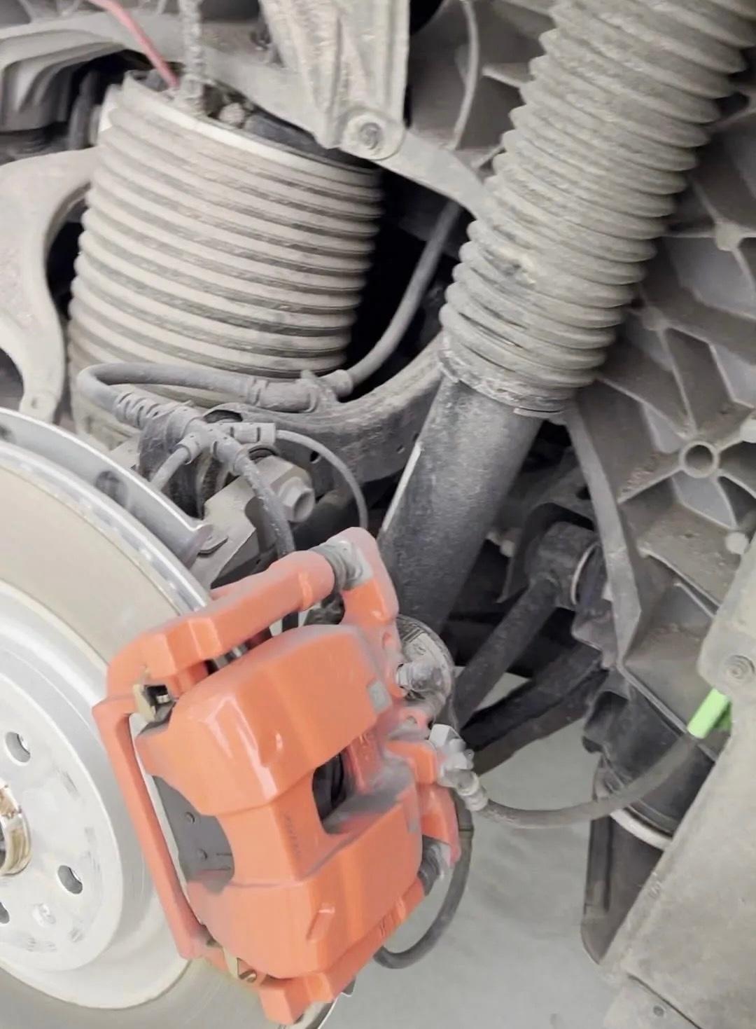 蔚来ES8能否装备天行全主动悬架？图是ES8后悬架，低减振器安装点的五连杆布局，