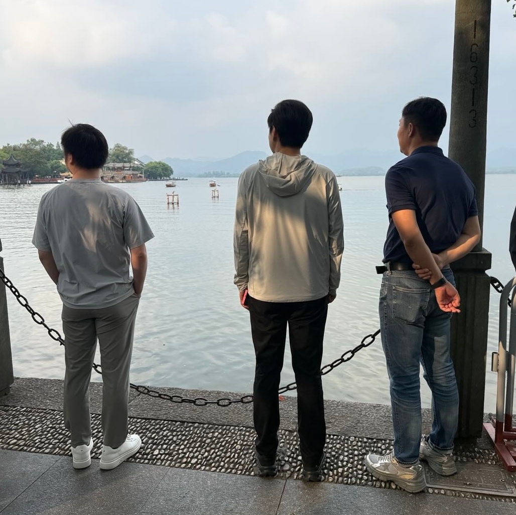雷总精力也太旺盛了，这趟杭州出差，工作生活两不误，昨天上午去B站打卡，下午参观宇