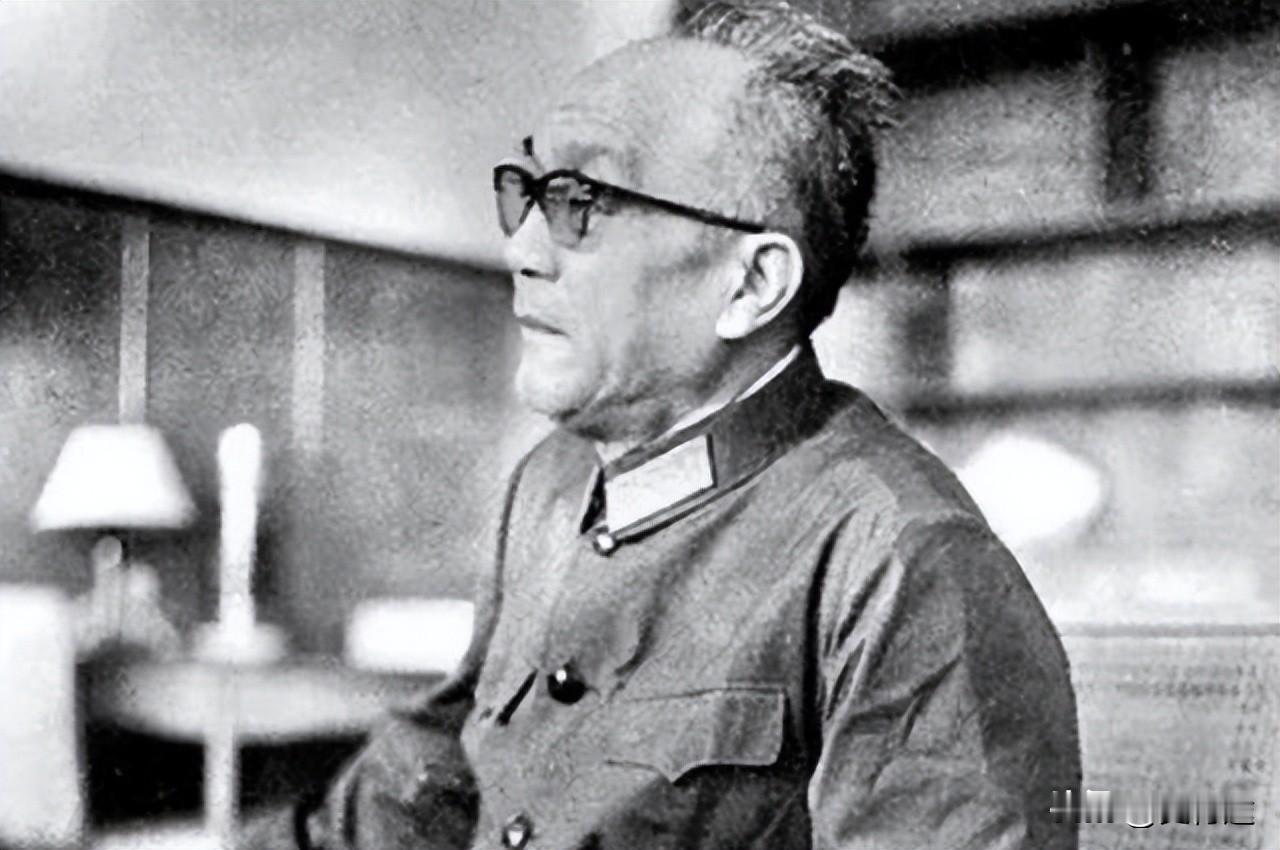 1981年，胡乔木提议改称毛主席为毛泽东，黄克诚却说：“这样叫心里总觉得别扭，还
