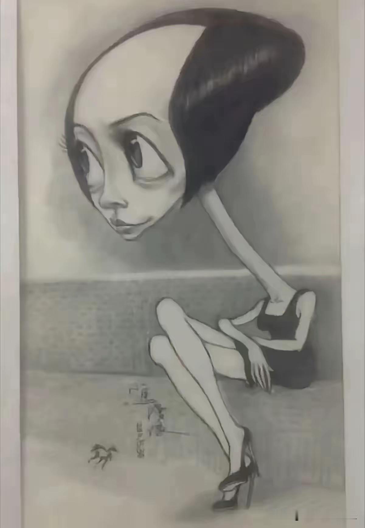 这张漫画确实抓住了人物的长相特征，脖颈又细又长，有点腮，发际线后移，眼睛也挺大的