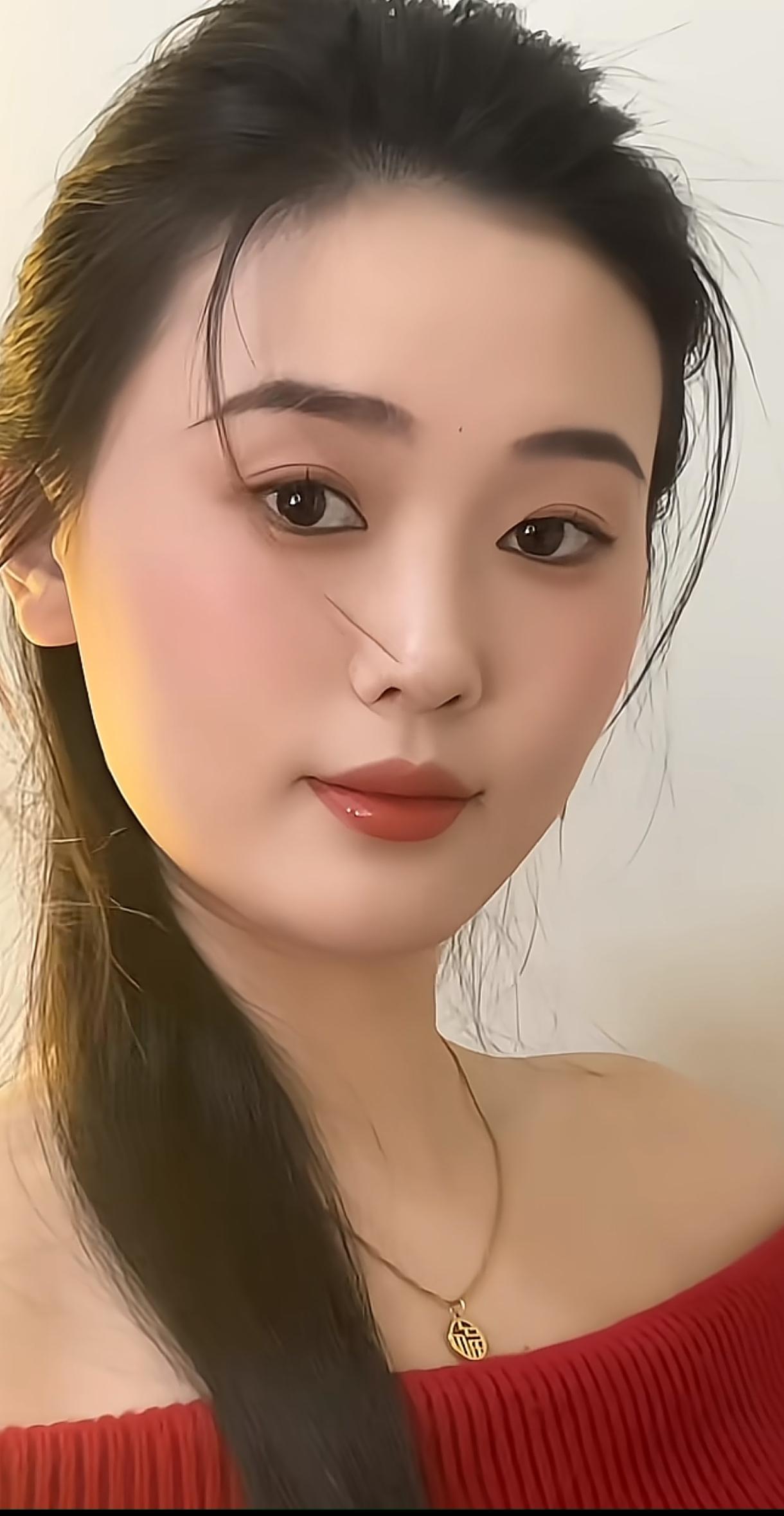 温柔甜美的少女心，红色毛衣与金色项链的完美搭配，尽显优雅气质。💖💃🏻甜美风