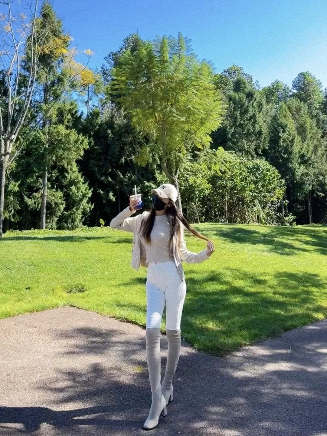 漫步在绿意盎然的公园，感受大自然的美好。