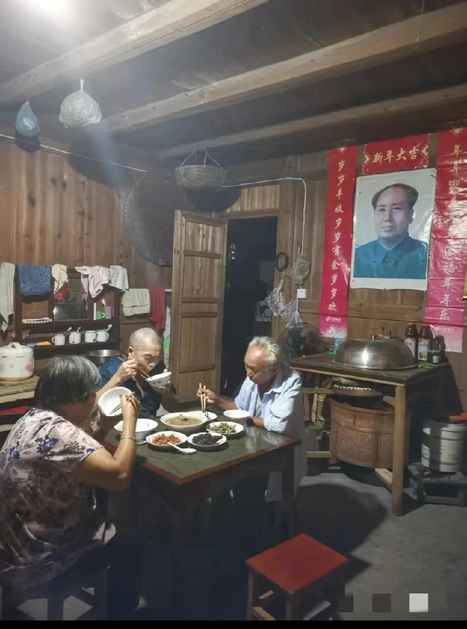 这张“史诗级随手拍”能刷屏，不是因为滤镜，而是因为它让我们看到了理想与现实的完美