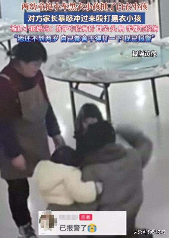 安徽六安，一家饭店里，一女子带着不到2岁的小孩来吃饭，小孩和另一个2岁的孩子抢玩