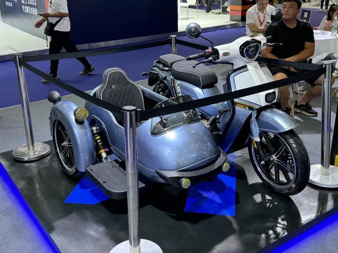 #摩托车驾照考三轮好还是两轮好?#
实不相瞒，我就是考的三轮摩托车驾照，也就是我